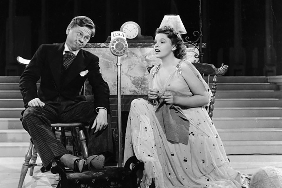 Judy Garland et Mickey Rooney dans "Place au rythme (Babes in Arms) de Busby Berkeley (1939)