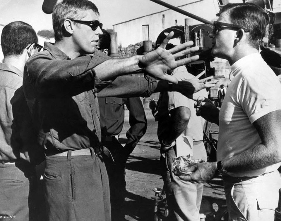 James Coburn et Blake Edwards sur le tournage de "Qu'as-tu fait à la guerre, papa ?" (What Did You Do in the War, Daddy?) 1966