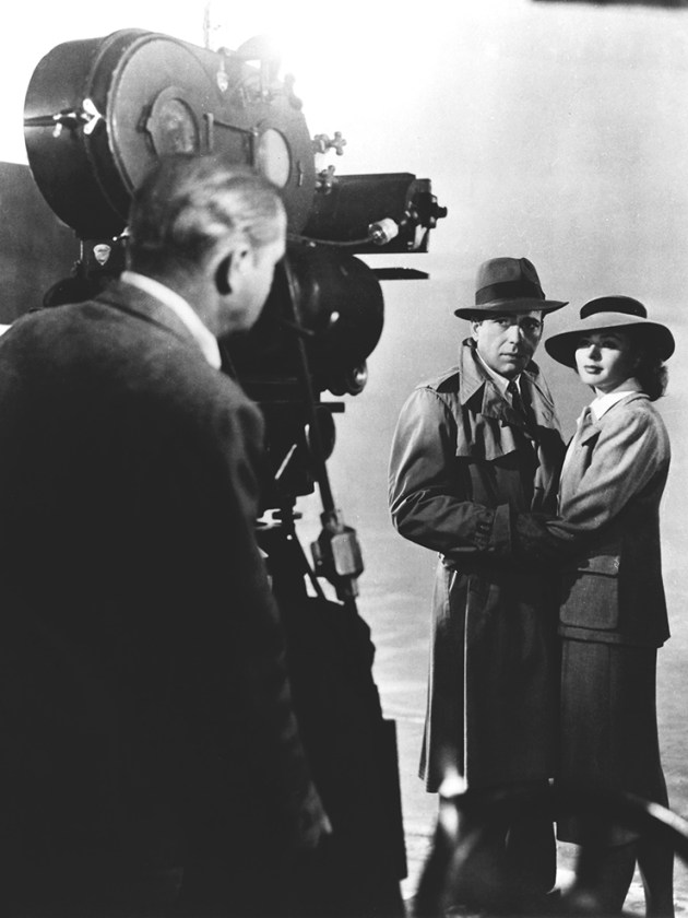 Humphrey Bogart et Ingrid Bergman sur le plateau de "Casablanca" – la photographie de ce film était due à Arthur Edeson, le grand opérateur de la Warner.