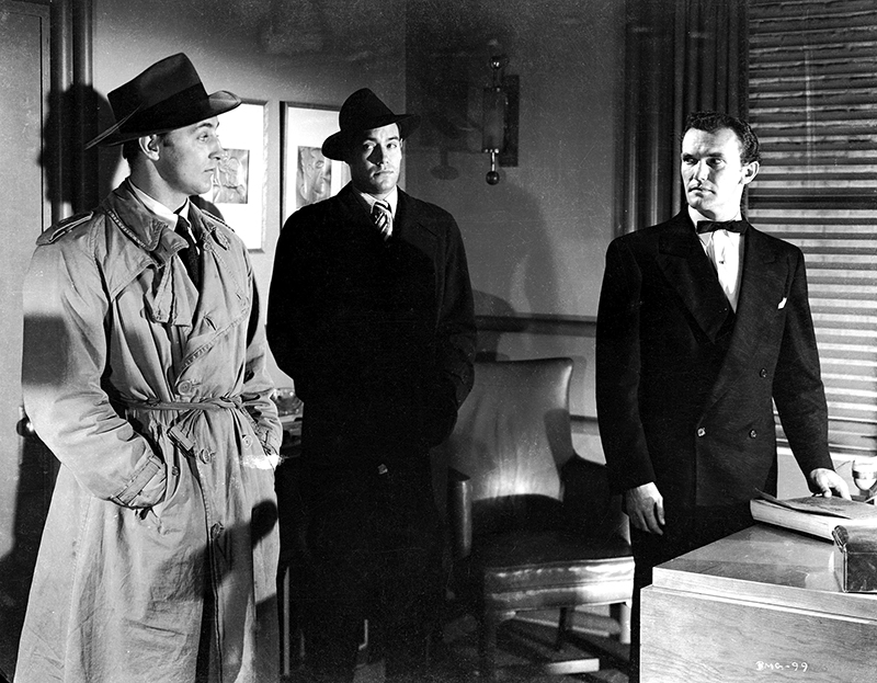 Robert Mitchum (‡ gauche) et personnages