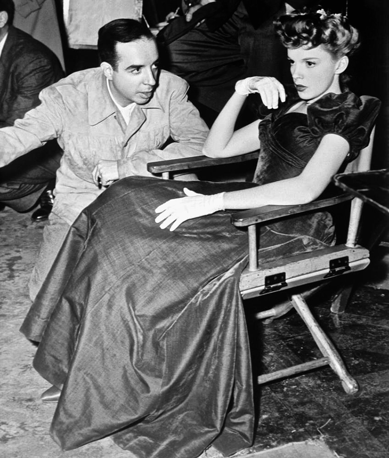 MEET ME IN ST. LOUIS, director Vincente Minnelli, Judy Garland on set, 1944